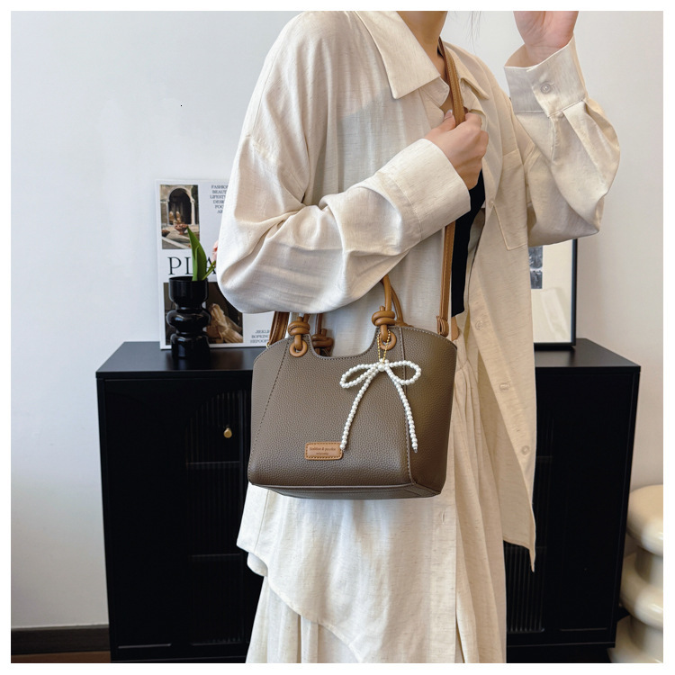 designer Women's Trendy Fashion Large Capacity Tote Bag 2025 New Casual Handbag Korean Style Shoulder Bag