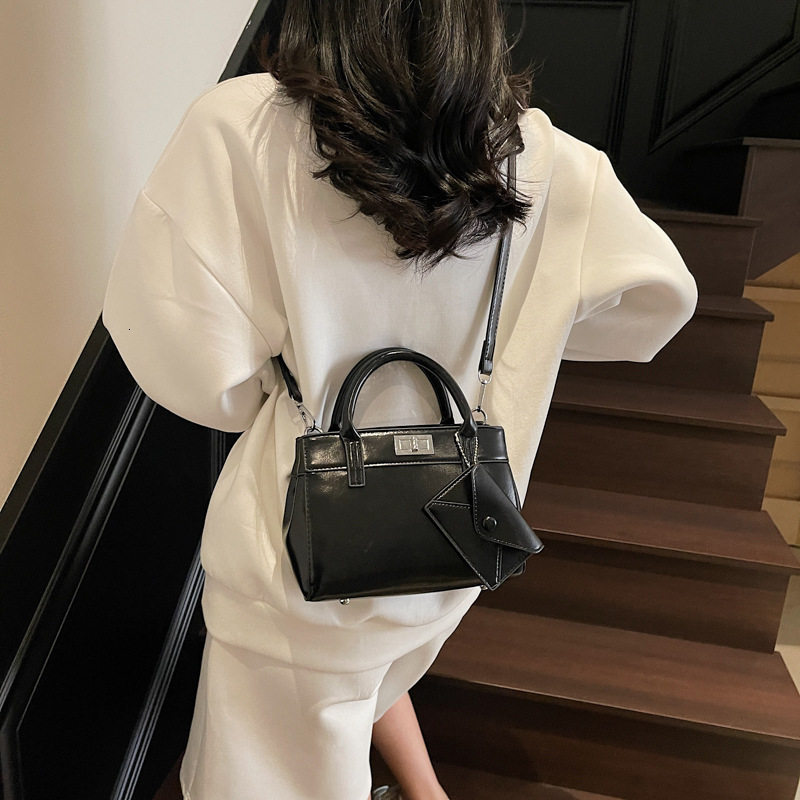 designer High-end Niche Handbag for Women 2025 New Spring/Summer Versatile Crossbody Bag Trendy Simple Tote Bag Bucket Bag