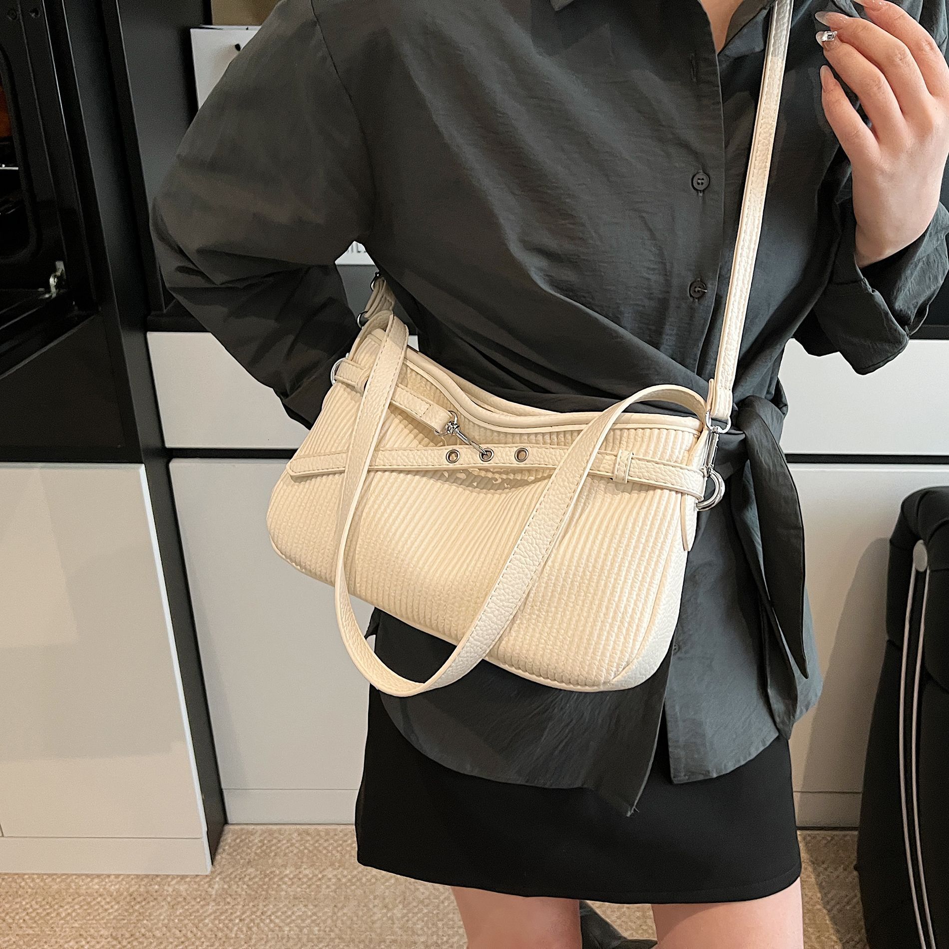designer Large Capacity Underarm Bag for Women 2025 New Simple Versatile Summer Crossbody Bag Casual Shoulder Office Commuter Bag