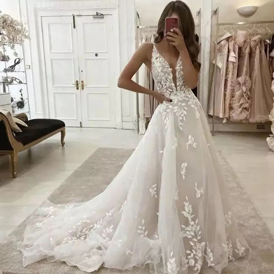 Elegant Lace Appliques Boho Wedding Dresses Deep V-neck Spaghetti Straps Sleeveless Long Summer Beach Bridal Gowns A-line Court Train Country Ivory Ve