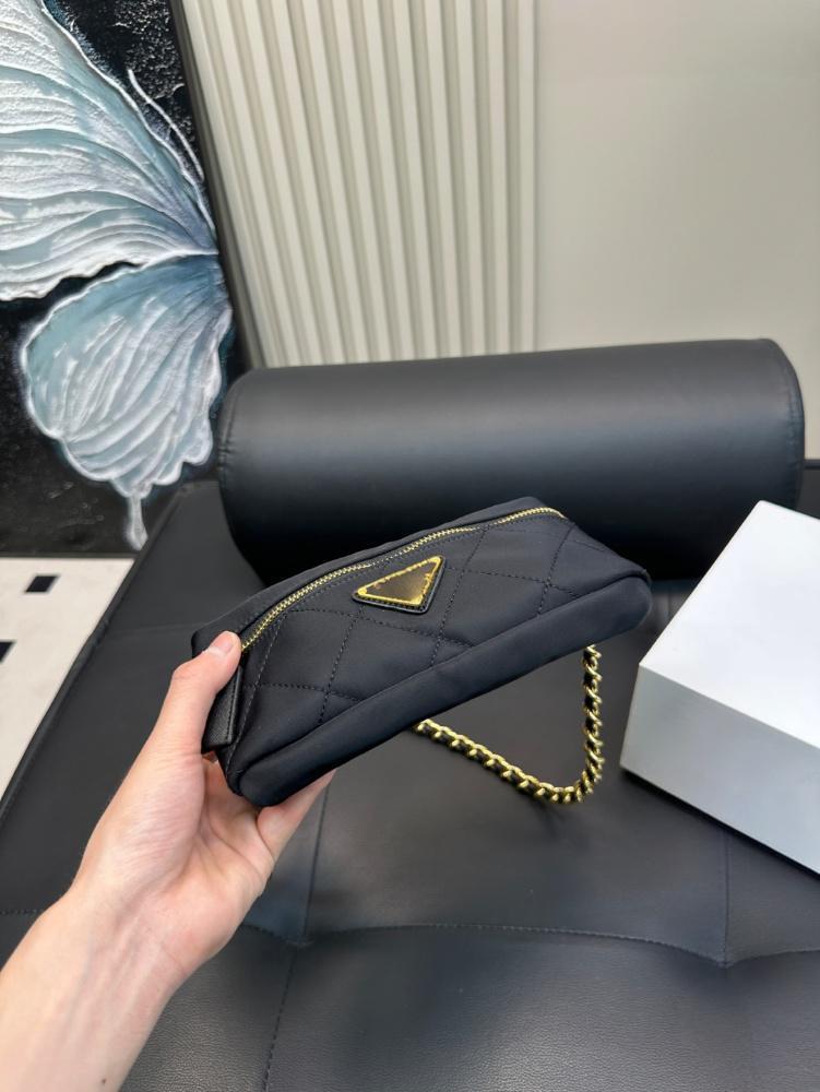 The new vintage diagonal cross bag features a handmade nylon diamond grid design that can be paired with a single shoulder diagonal cross black gold c