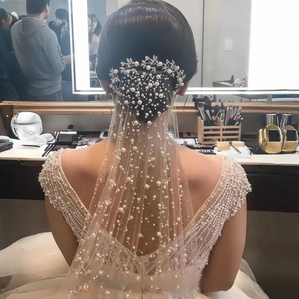 V135 Short Pearls Bridal Veils 1 Tiers Wedding Rhinestone Veil Wedding Hair Accessories for Brides Fingertip Length 250530