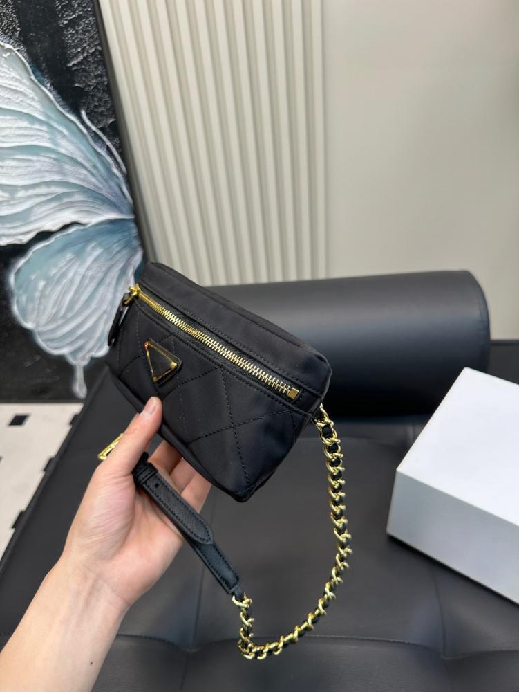 The new vintage diagonal cross bag features a handmade nylon diamond grid design that can be paired with a single shoulder diagonal cross black gold c