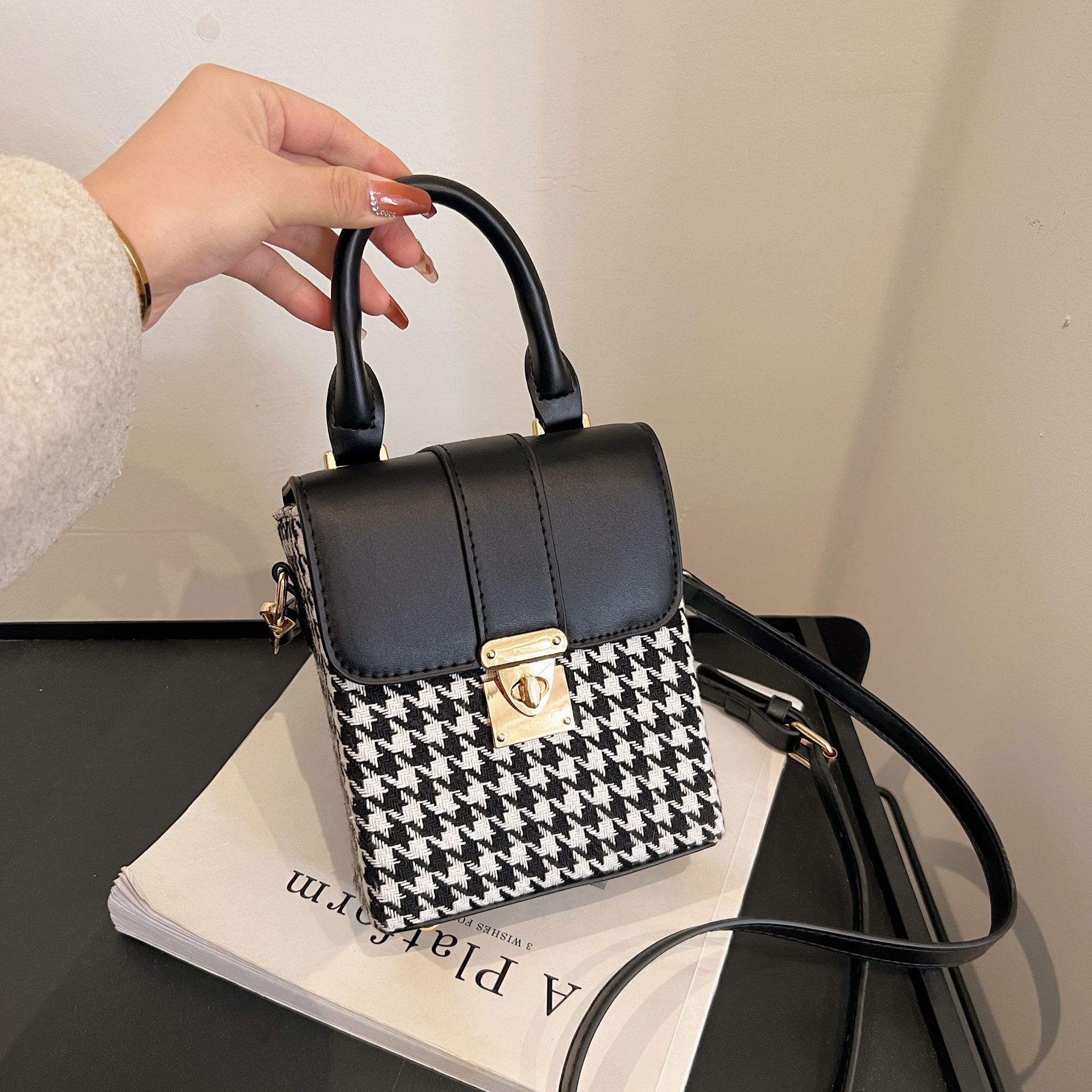 French Shopping Bag Niche Design Bag 2025 Spring Designer New Women's Bag Trending Free Shipping Hot Crossbody Bag Internet Celebrity Handbag Sma