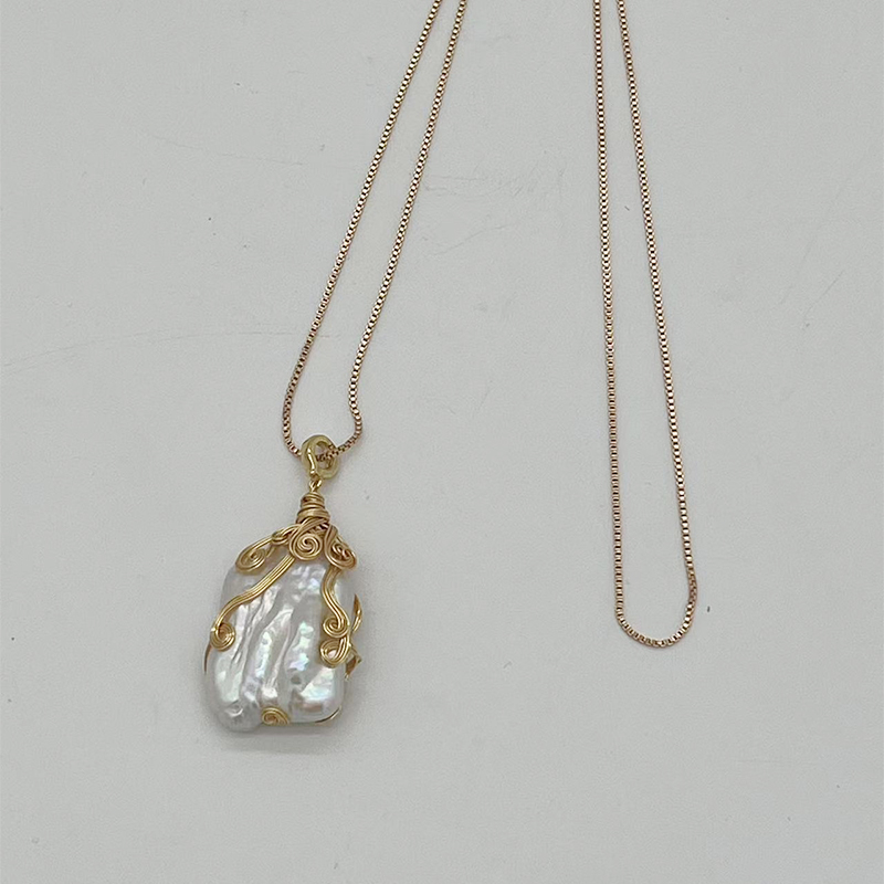 Elegant Natural Baroque Pearl Pendant Necklace with Artistic Retro Design