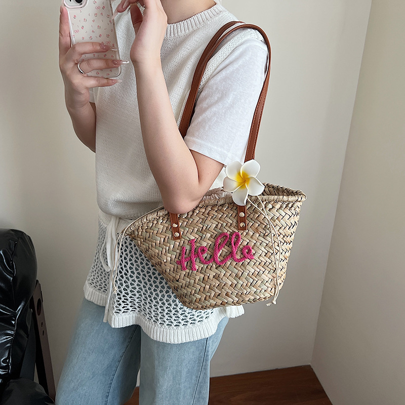 designer Beach Vacation Bag 2025 New Handwoven Shoulder Bag Large Capacity Beach Tote Basket Straw Bag