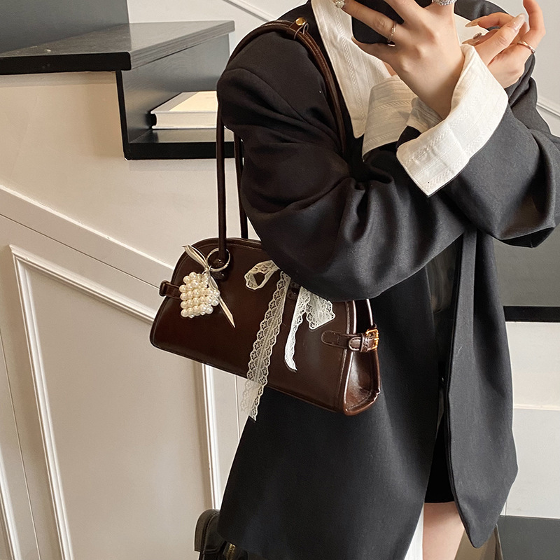 designer Niche Texture Fashion Shoulder Bag 2025 Spring New Fashion Underarm Bag High-end Handheld Commuter Bag