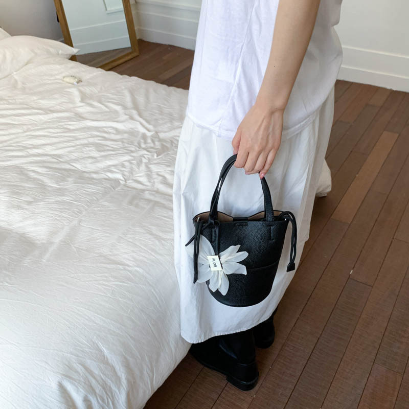 designer Minimalist Stylish Underarm Small Bag for Women 2025 New Summer High-end Niche Bucket Bag Versatile Crossbody Bag