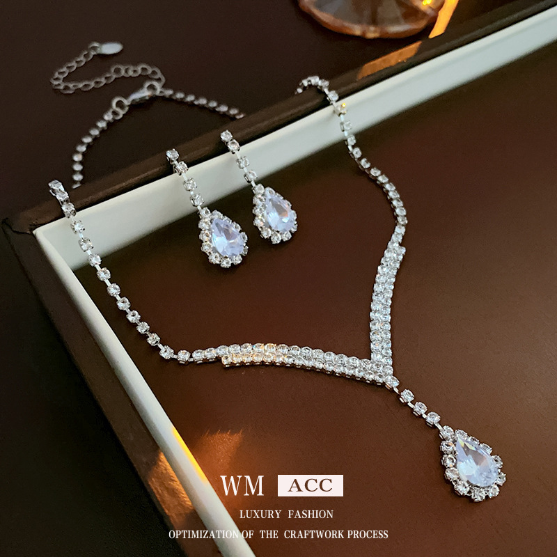 European and American diamond studded hollow tassel necklace with super sparkling temperament, fashionable and light luxury