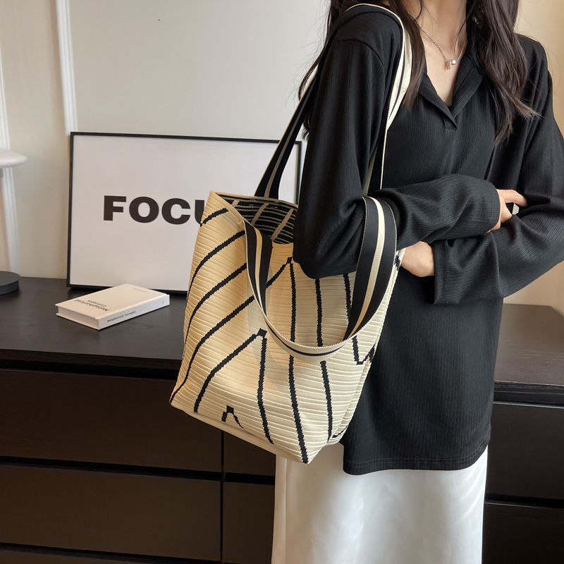 Cross border fashion women's niche design wave pattern knitted shoulder bag commuting shopping large capacity handbag