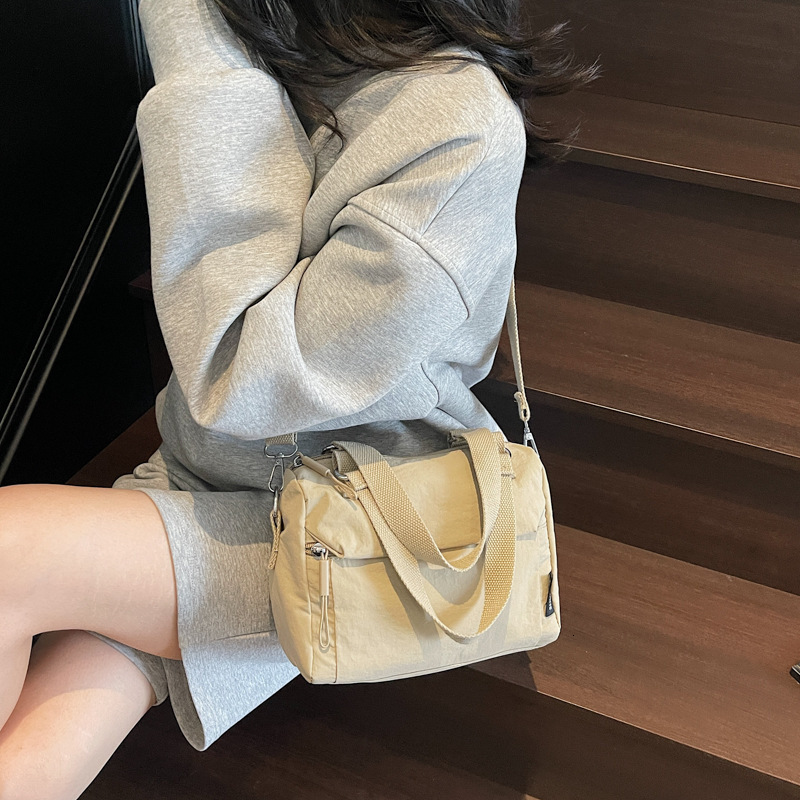 designer Fashion Versatile Handbag 2025 New Casual Travel Shoulder Crossbody Bag Lightweight Nylon Cloth Handbag for Women