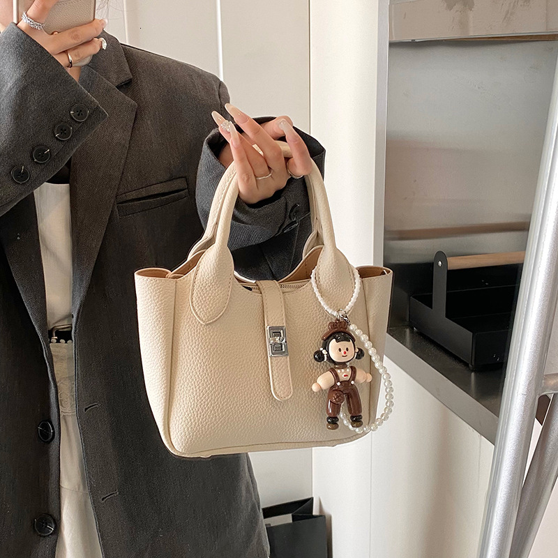 designer Hot-Selling Soft Leather Tote Bag for Women 2025 New Fashionable Versatile Stylish Shoulder Underarm Commuter Crossbody Bag