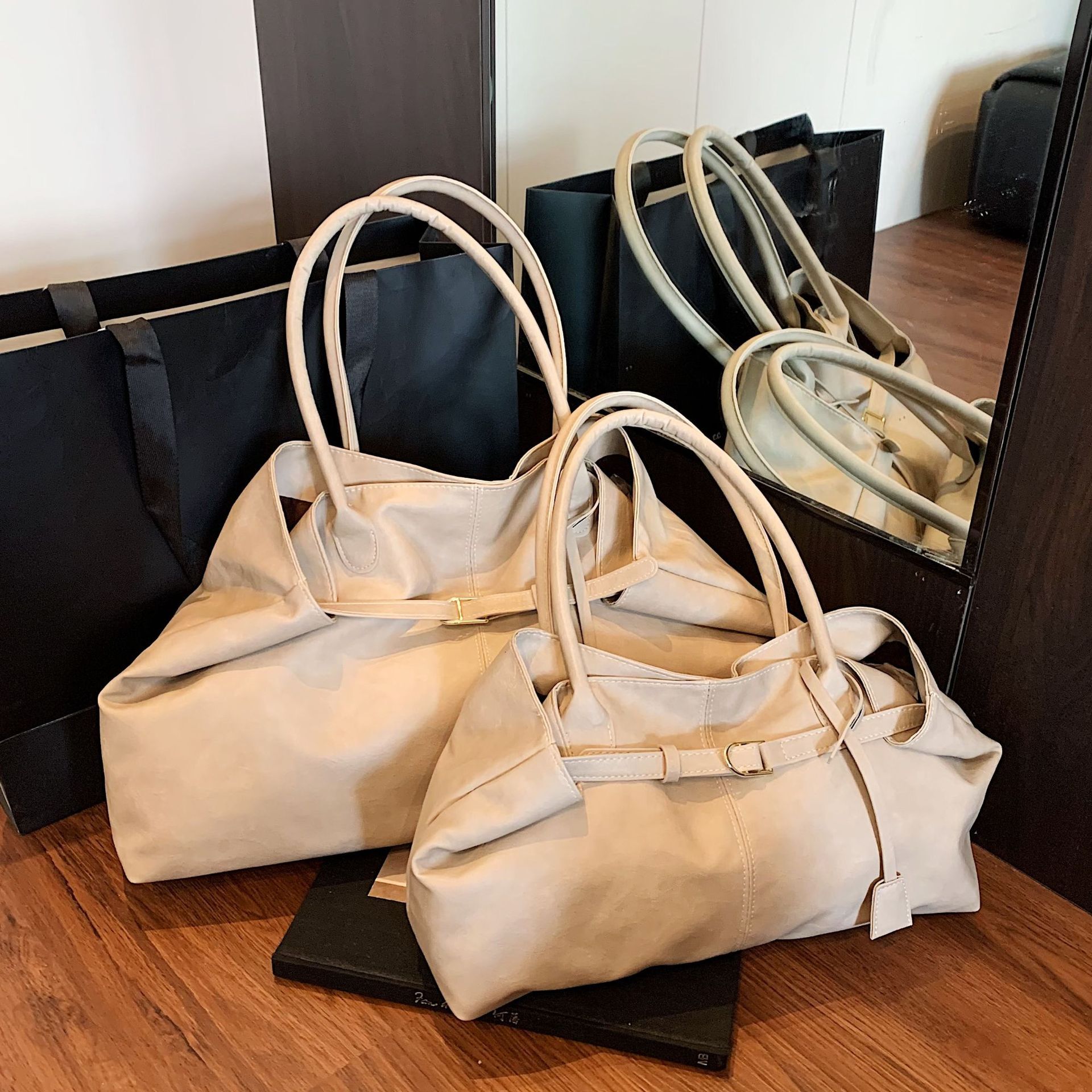 designer Relaxed Large Capacity Bag for Women 2025 New Versatile Shoulder Underarm Bag Simple Commuter Handbag Tote Bag