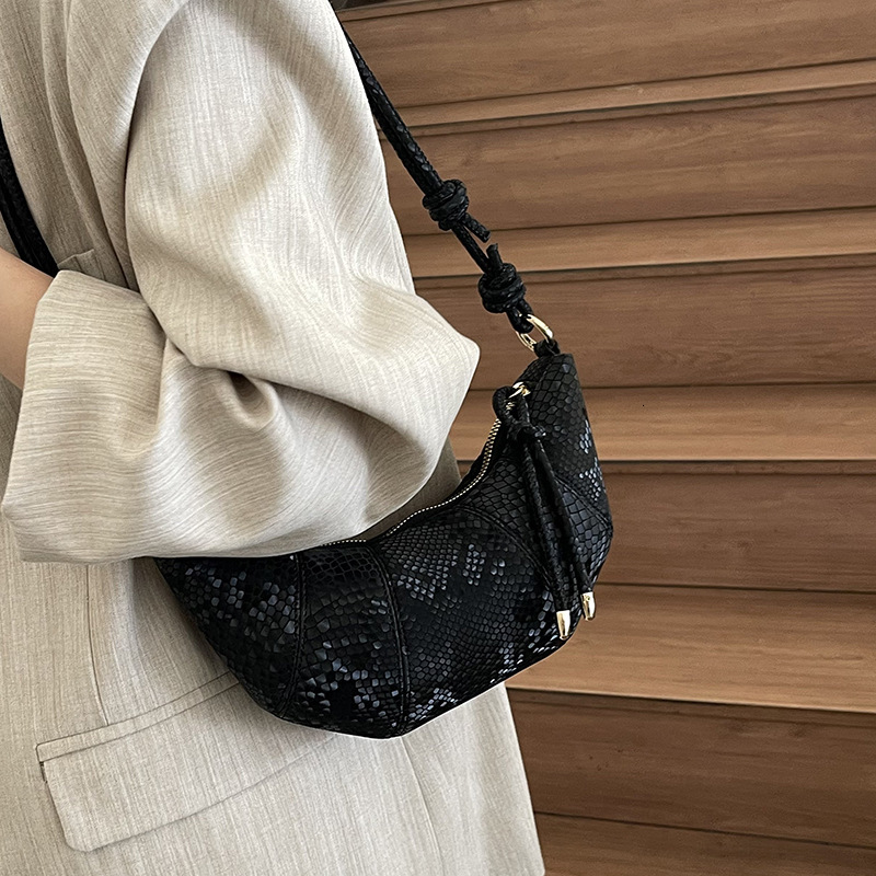 designer French Style Niche Texture Crossbody Horn Bag for Women 2025 Spring Fashion Versatile Dumpling Bag Simple Shoulder Bag Trend