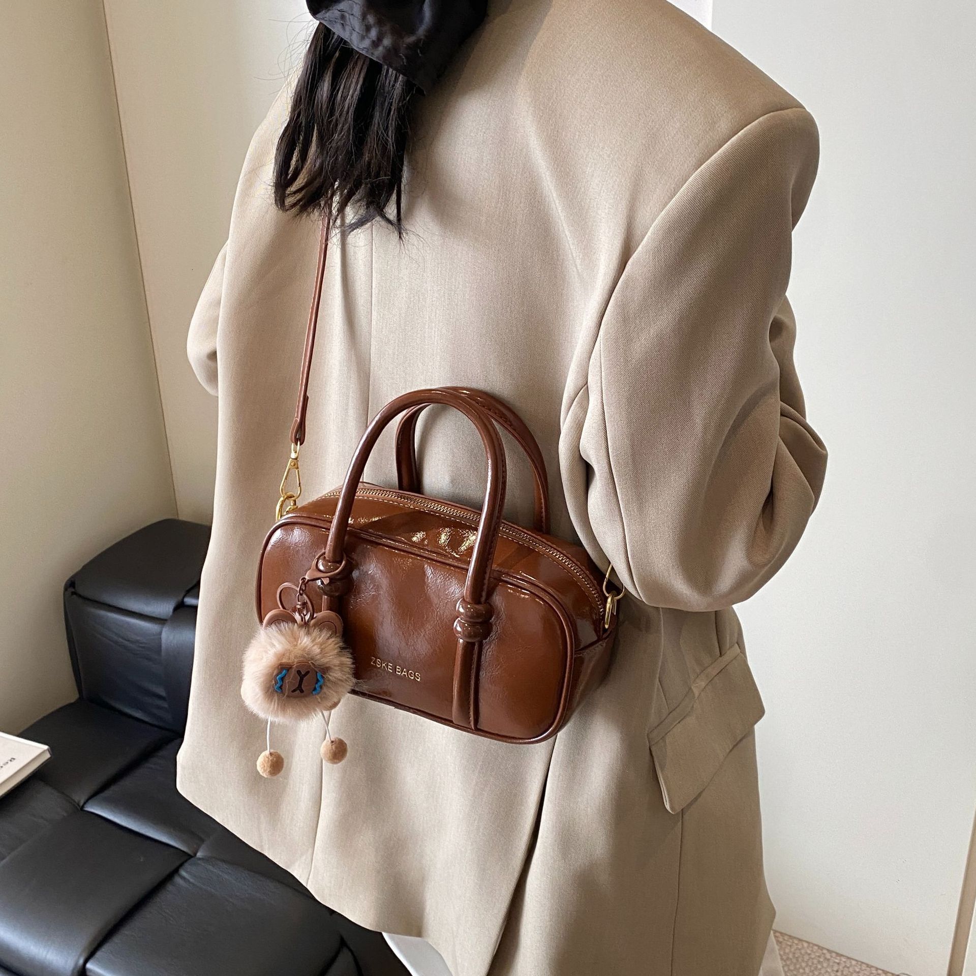 designer High-End Oil Wax Leather Vintage Small Bag for Women 2024 New Winter Trend Versatile Crossbody Bag Handheld Bowling Bag