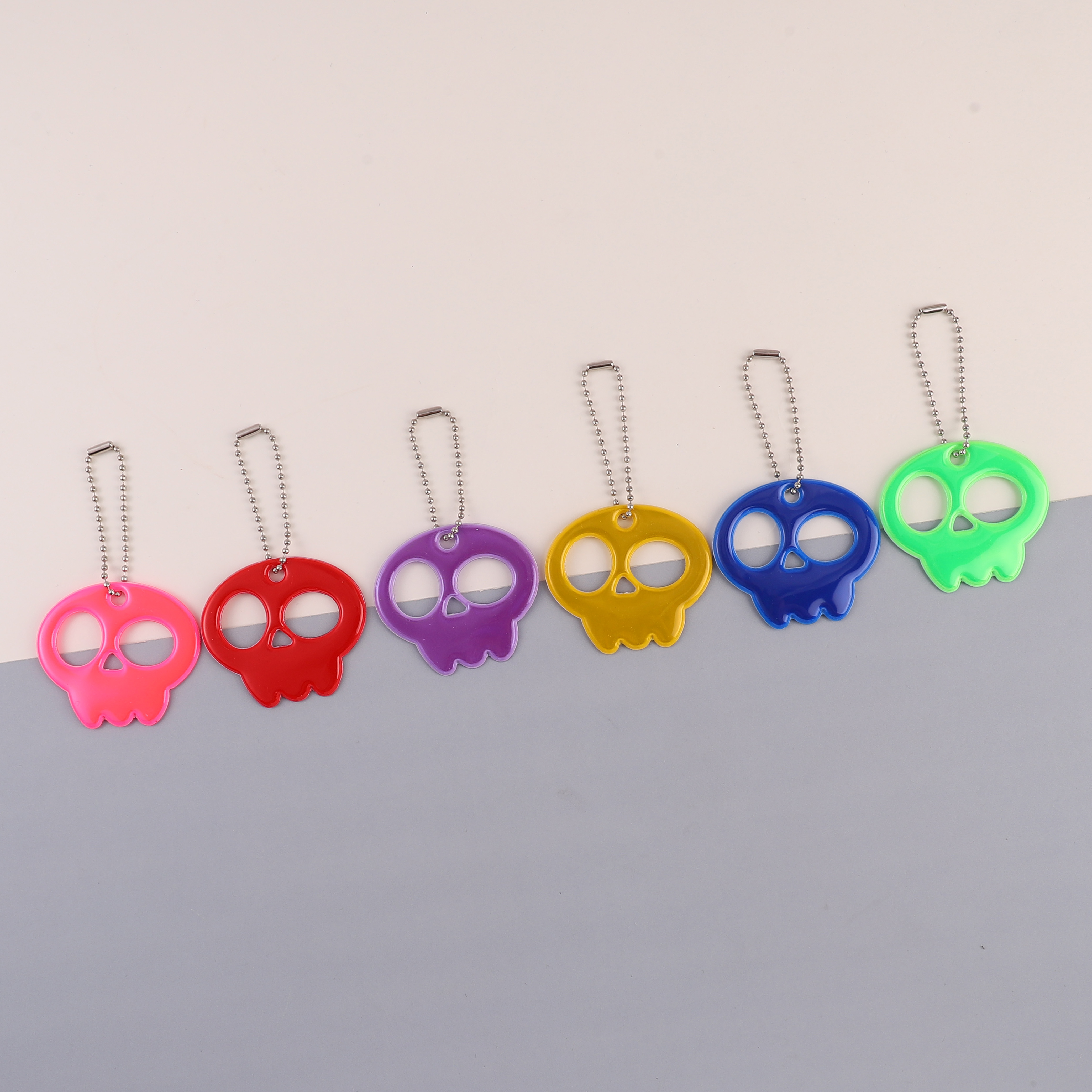 Minimalist Stylish Cartoon Skull Keychain Retro Style Hanging Pendant with Glowing Effect