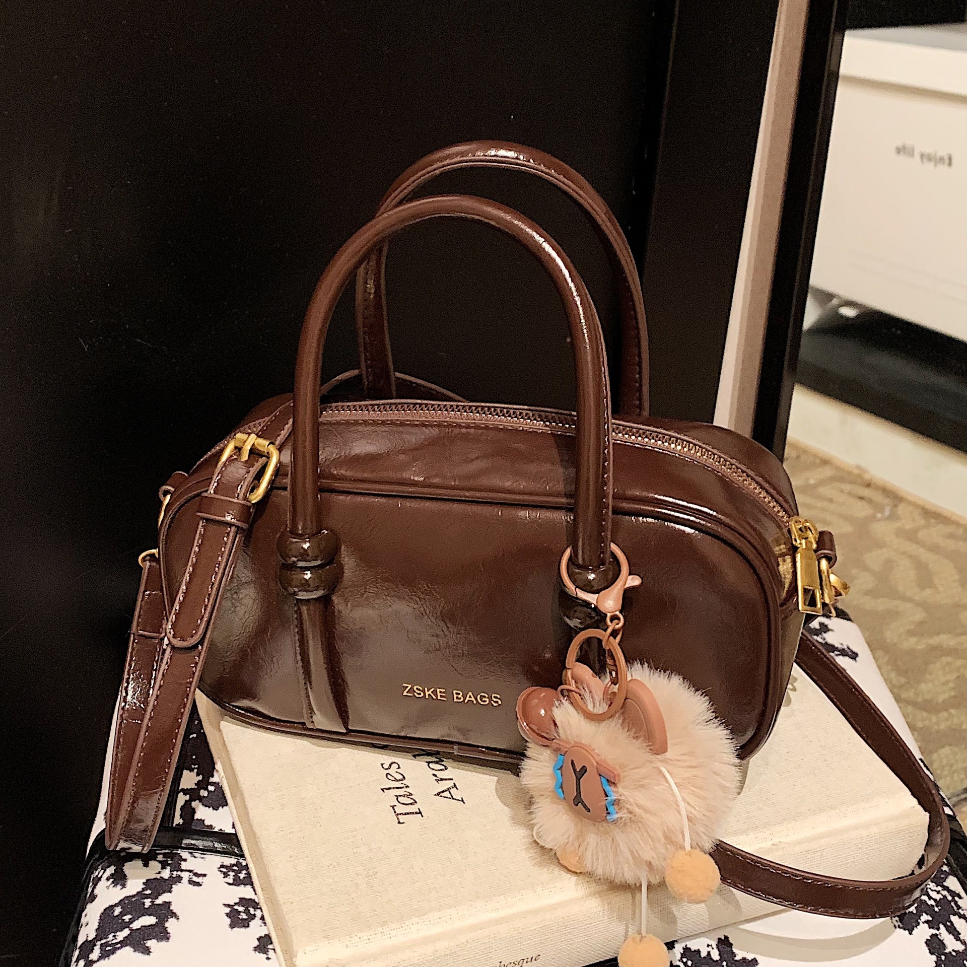 designer High-End Oil Wax Leather Vintage Small Bag for Women 2024 New Winter Trend Versatile Crossbody Bag Handheld Bowling Bag