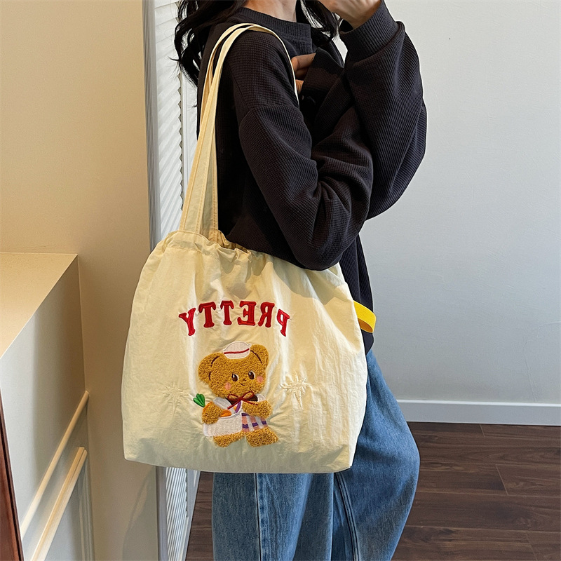 designer 2025 New Literary College Style Simple Large Capacity Tote Bag for Women Trendy Versatile Class Commuting Shoulder Bag