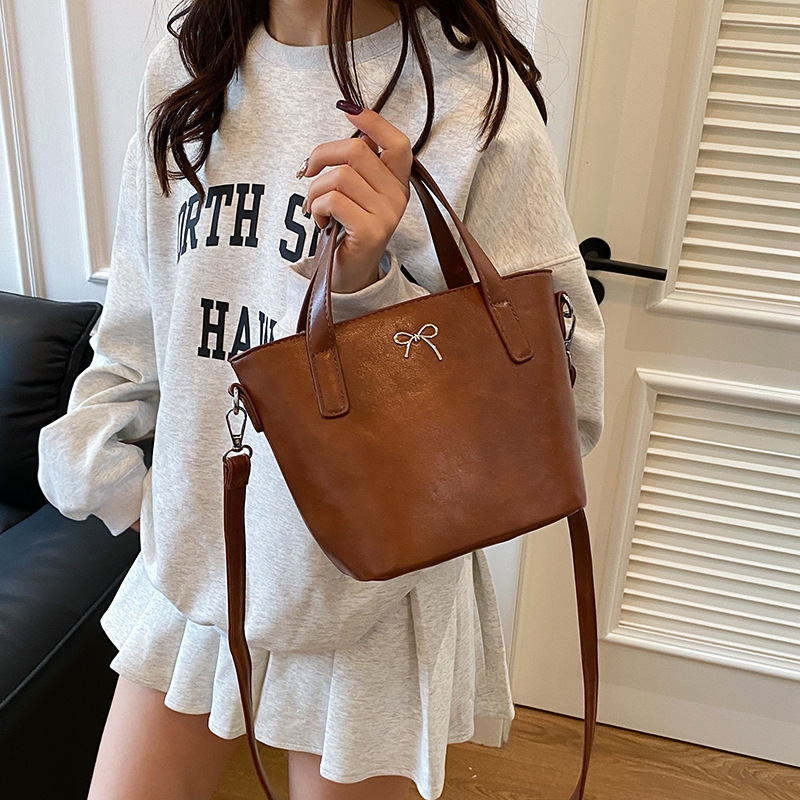 designer Foreign Trade High-End Retro Large Capacity Commuter Bag for Women 2025 New Spring Summer Versatile Shoulder Underarm Bag Bucket Bag