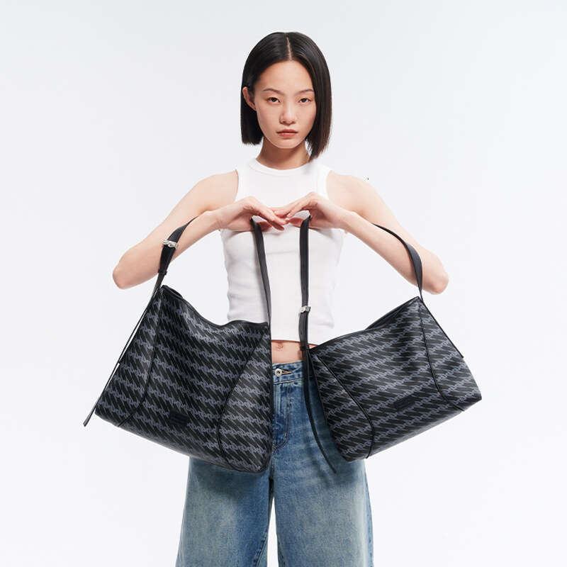 Women's Bags Designer Women's Bags Designer Omto Spring Summer New Black Truffle Soft Hobo Crossbody Large Capacity Women's Commuter Sh