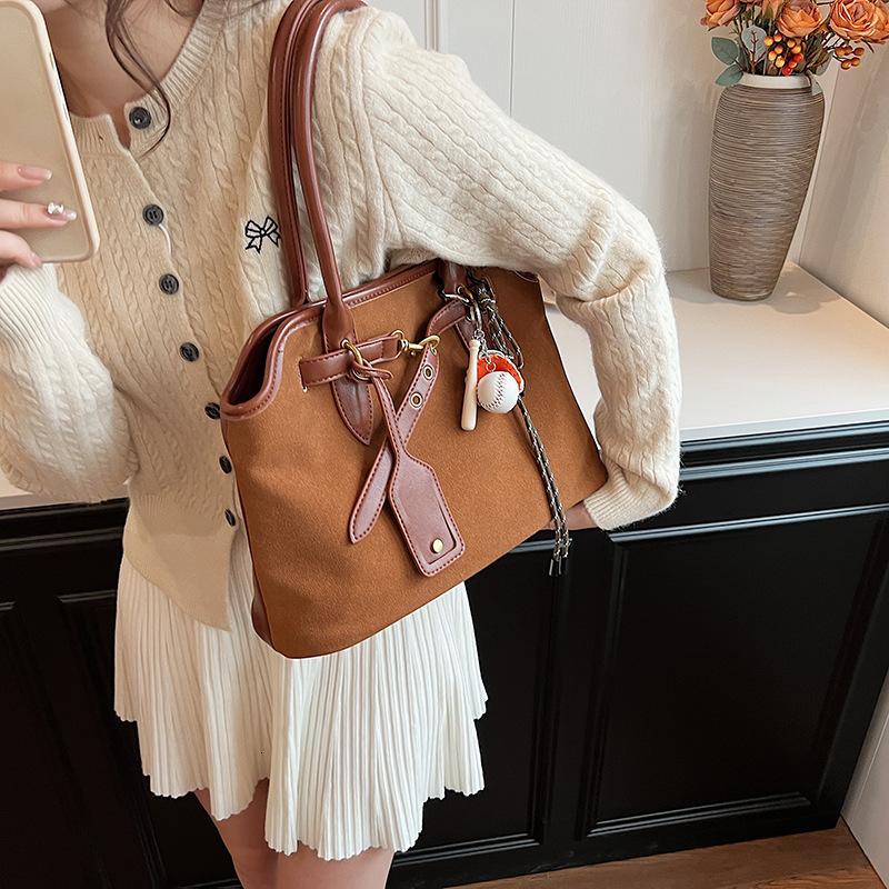 Autumn Commuter Underarm Bag Shopping Bag For Women 2025 New Retro Fashion Free Shipping Single Shoulder Bag Designer Niche High-end Casual Women'