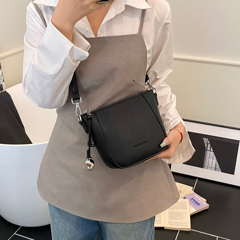 designer 2025 New High-Quality Texture Korean Style Simple Casual Bucket Bag for Women Fashionable Texture Commuter Shoulder Crossbody Bag for Women