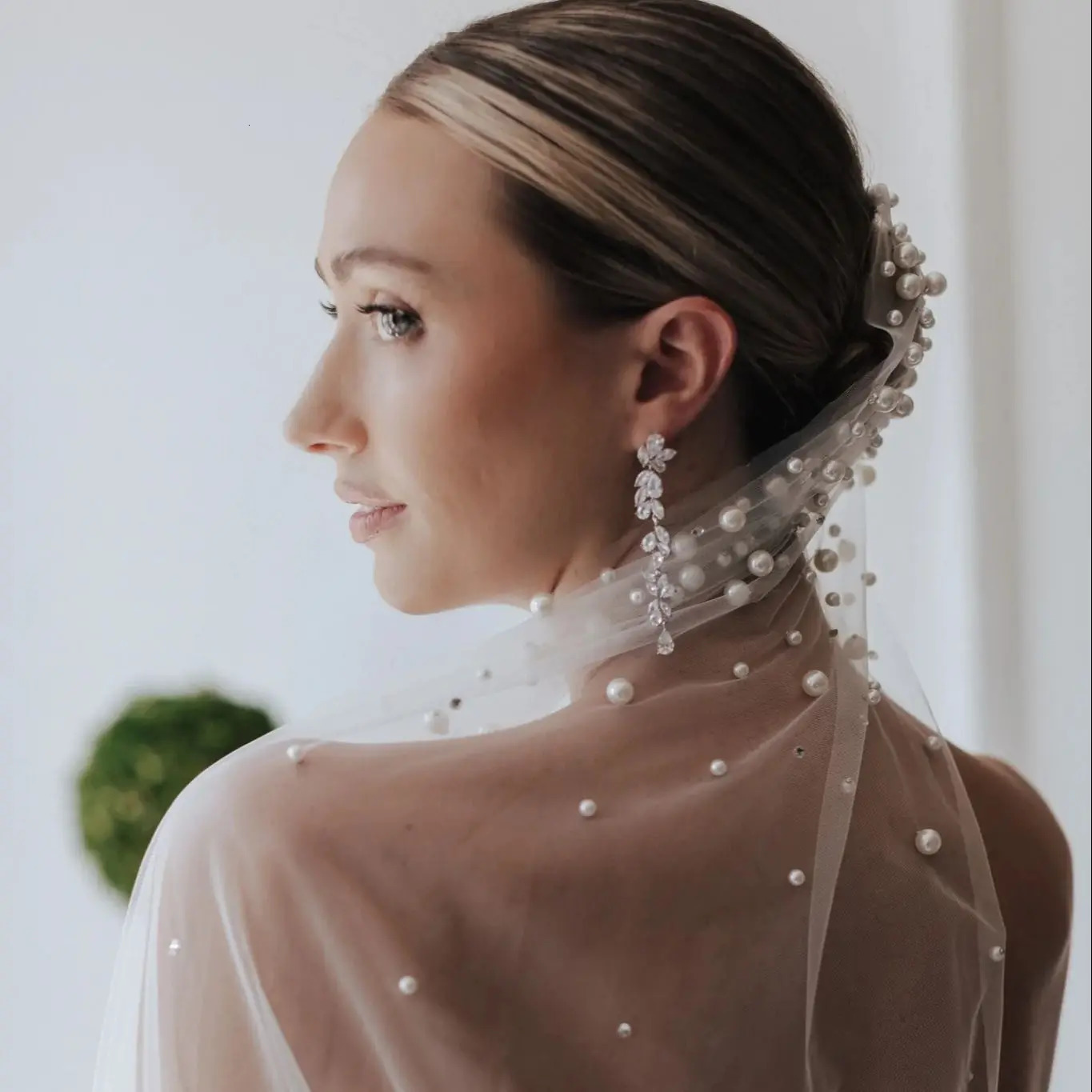 V135 Short Pearls Bridal Veils 1 Tiers Wedding Rhinestone Veil Wedding Hair Accessories for Brides Fingertip Length 250530