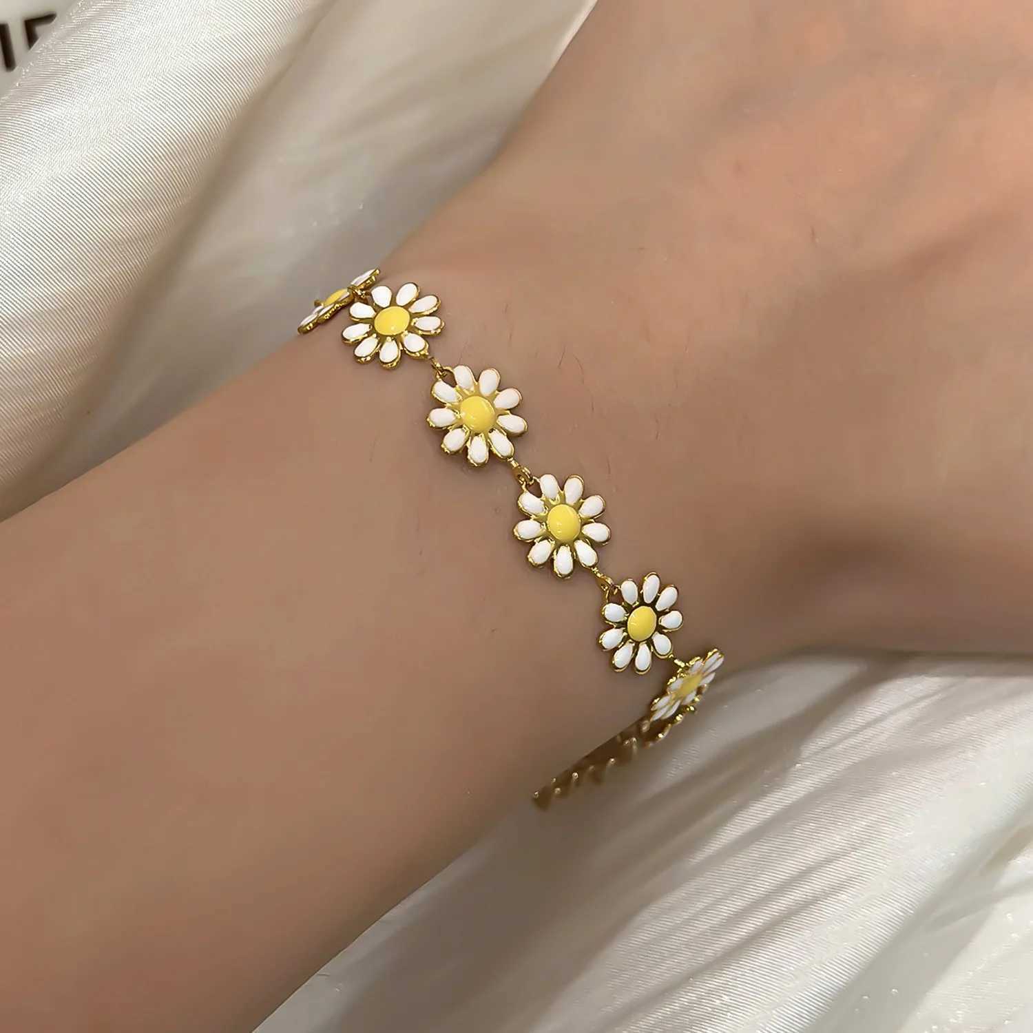 New Arrival Sweet Daisy Flower Bracelet Fashion Personality Minimalist Aesthetic Flowers Charm Bracelet For Women Wedding Party Jewelry Gift V250605