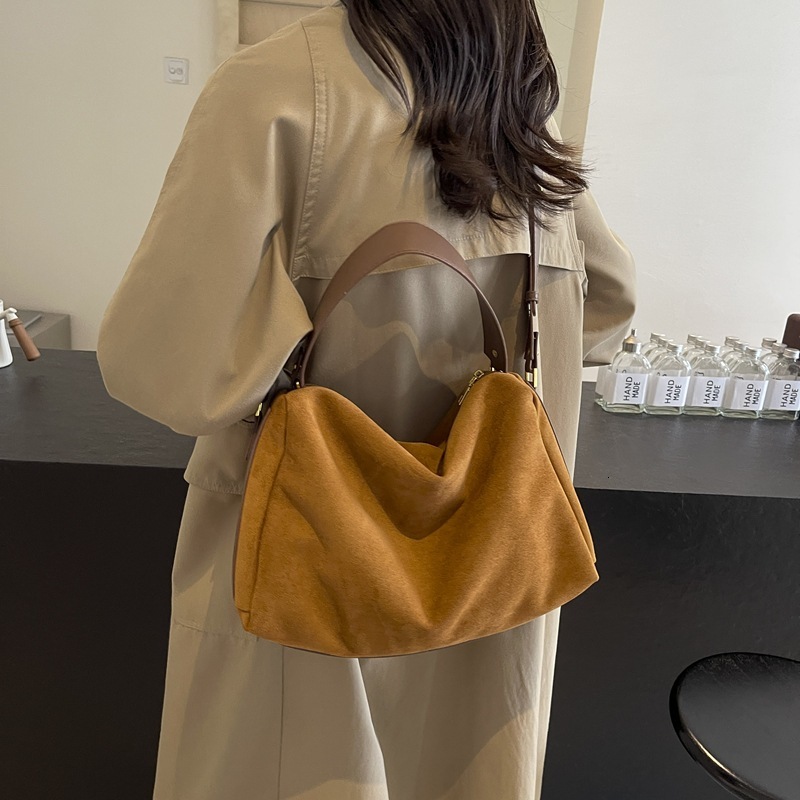 Free Shipping Korean Style Large Capacity Tote Bag Simple Shopping Bag Designer Trendy Suede Shoulder Underarm Bag 2025 Autumn New Retro Bag For Women