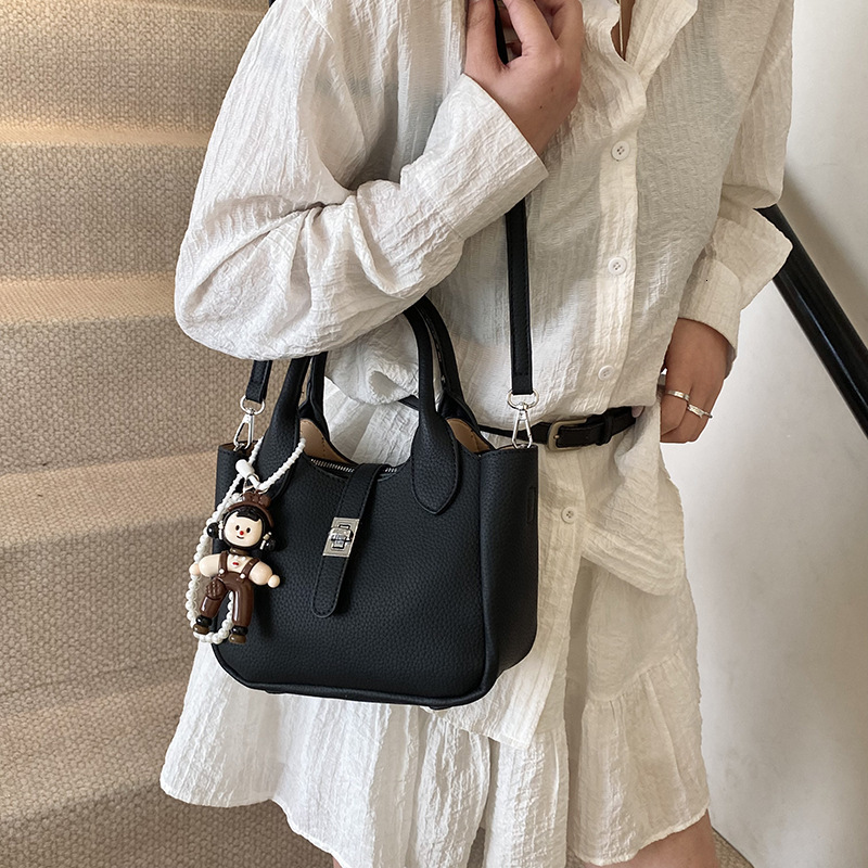 designer Hot-Selling Soft Leather Tote Bag for Women 2025 New Fashionable Versatile Stylish Shoulder Underarm Commuter Crossbody Bag