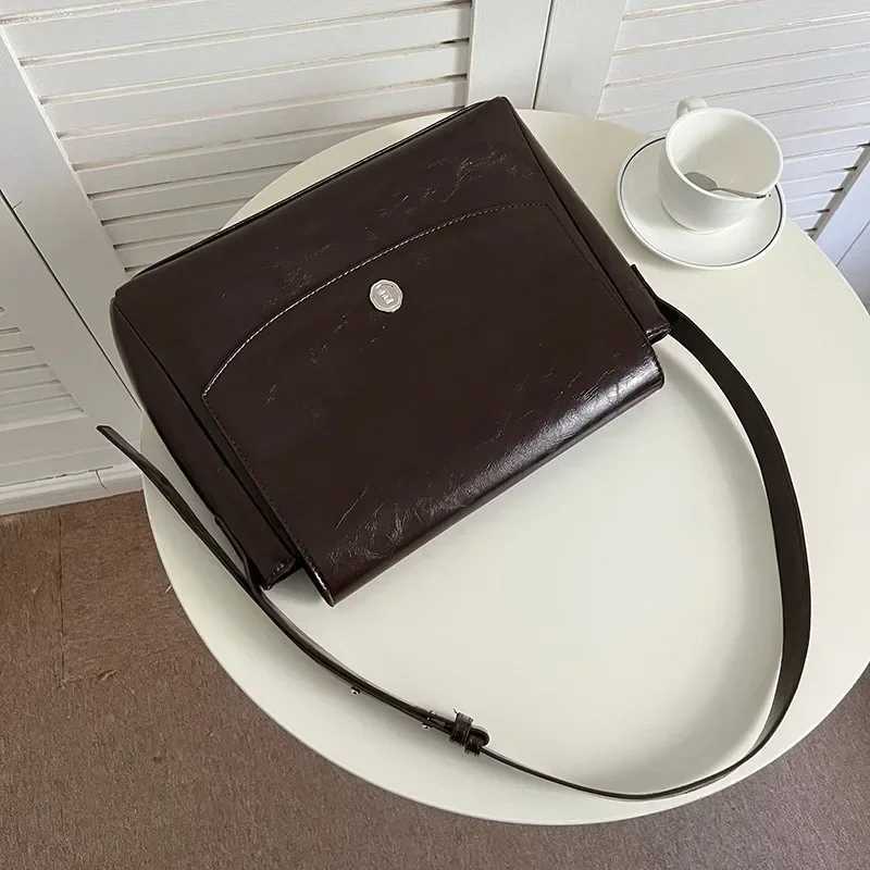 2025 Spring New Retro Large-Capacity Briefcase Texture Commuter Messenger Simple Messenger Bag Womens Bag XJ250604