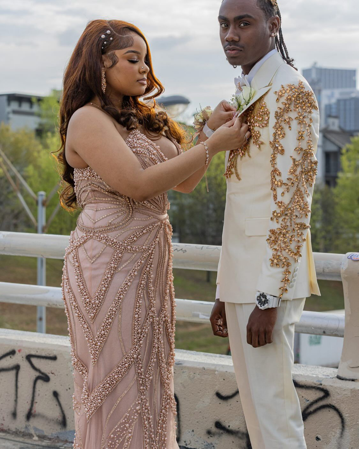 Modern Man Suits Crystals Appliques Fit Slim Beaded Peaked Lapel 2 Pieces Set Evening Party Prom Blazer Customized With Belt Jacket+Pants Plus Size