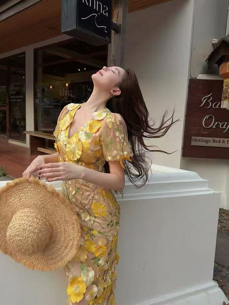 Orange-yellow floral beach vacation three-dimensional flower yellow short-sleeved, body-hugging V-neck dress