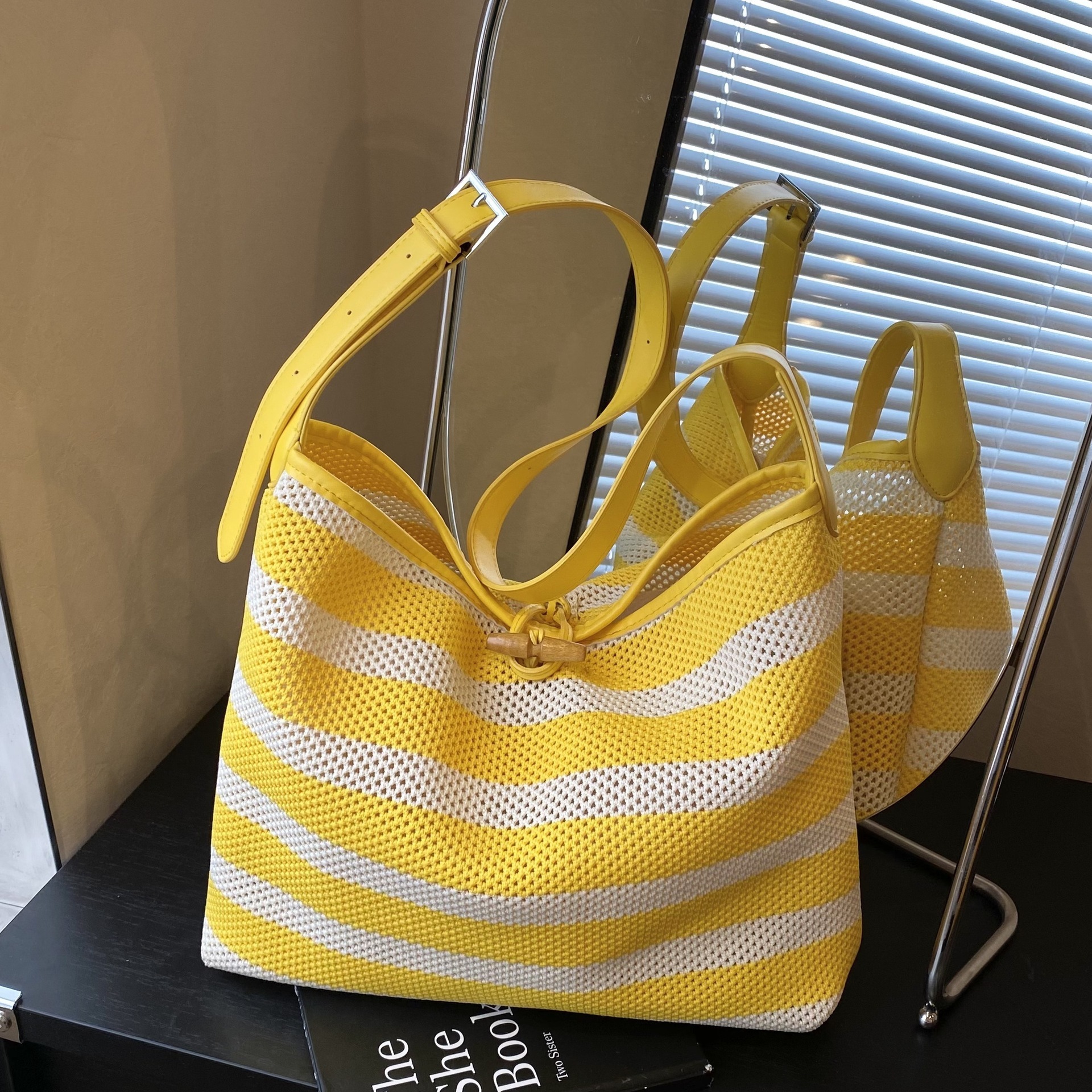 designer Large Capacity Striped Hollow Out Bag for Women Summer 2025 New Casual Shoulder Crossbody Bag Hot Style Mother and Child Bucket Bag