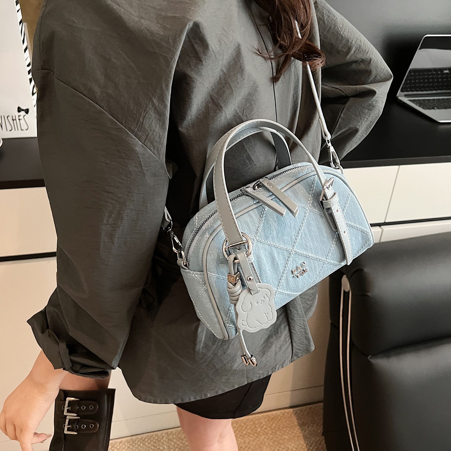 designer Minimalist Solid Color Handheld Bowling Ball Bag for Women 2025 New Spring Shoulder Crossbody Bag Fashion Versatile Pillow Bag