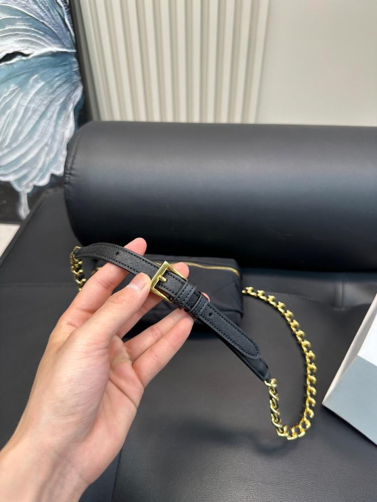 The new vintage diagonal cross bag features a handmade nylon diamond grid design that can be paired with a single shoulder diagonal cross black gold c