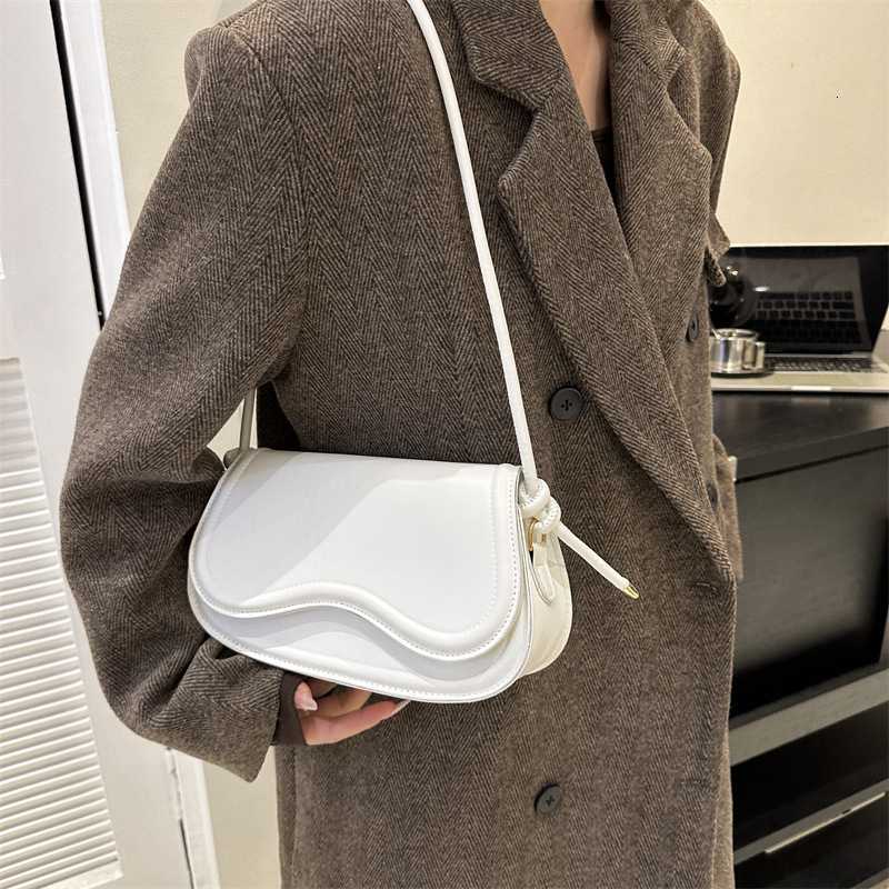 Women's winter new fashion niche design shoulder bag fashion crossbody bag designer women's fashion large capacity handbag