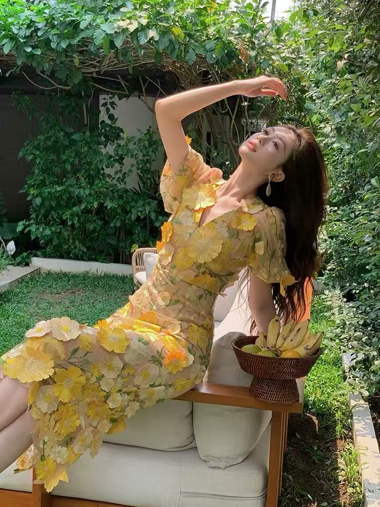 Orange-yellow floral beach vacation three-dimensional flower yellow short-sleeved, body-hugging V-neck dress