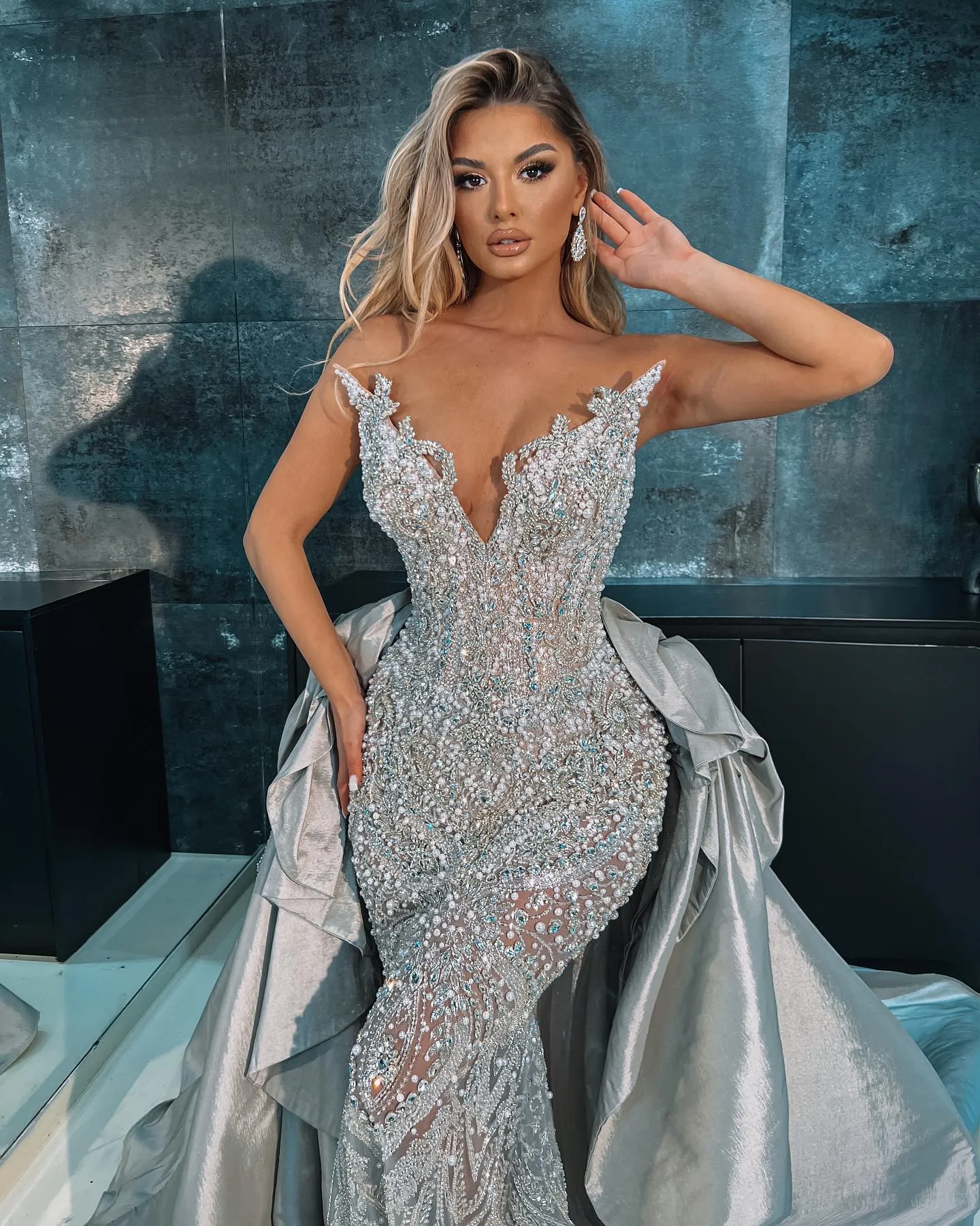Luxury V Neck Pearls Mermaid Evening Dresses Elegant Sleeveless Crystal Prom Dress Detachable Train Party Gown Customized