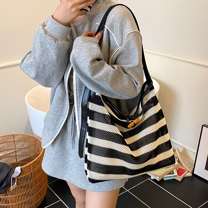 designer Large Capacity Striped Hollow Out Bag for Women Summer 2025 New Casual Shoulder Crossbody Bag Hot Style Mother and Child Bucket Bag