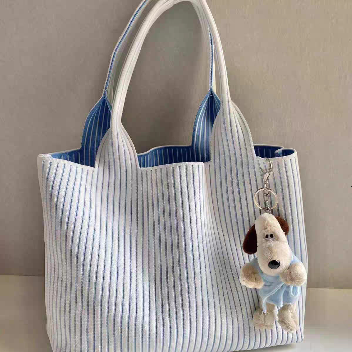 Customized Korean striped knitted large capacity casual knitted handbag designer women's new fashionable niche handbag