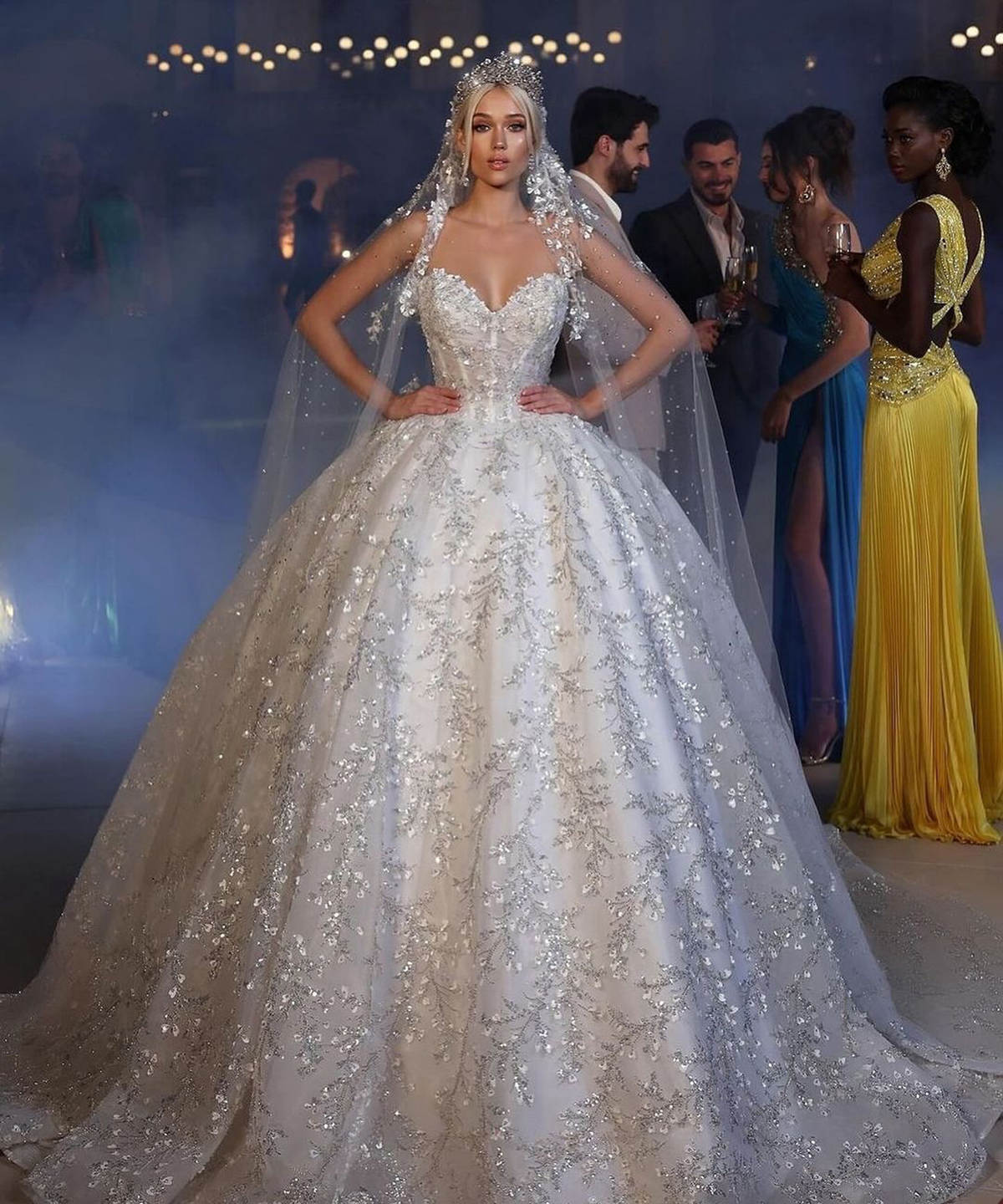 Princess Ball Gown Wedding Dresses 3D Sequins Flowers Sweetheart Neck Bridal Gowns Sexy Customized Backless Bride Dress