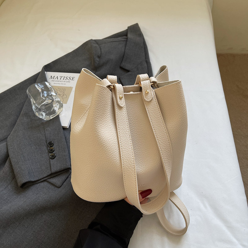 designer Retro Large Capacity Commuter Bucket Bag for Women 2025 New Simple Handbag High-end Crossbody Mother and Child Bag