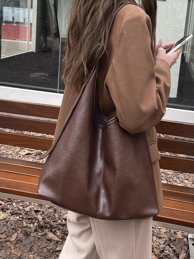 Women's large capacity bag spring and summer new simple soft leather shoulder bag designer retro commuting jumpsuit crossbody bag