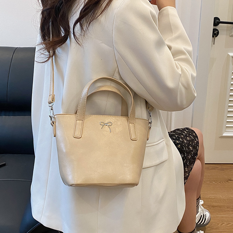 designer Foreign Trade High-End Retro Large Capacity Commuter Bag for Women 2025 New Spring Summer Versatile Shoulder Underarm Bag Bucket Bag