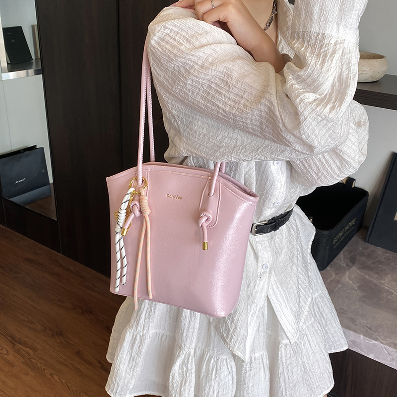 designer Trendy Simple Large Capacity Shoulder Underarm Bag for Women 2025 New High-end Fashion Versatile Handheld Bucket Bag