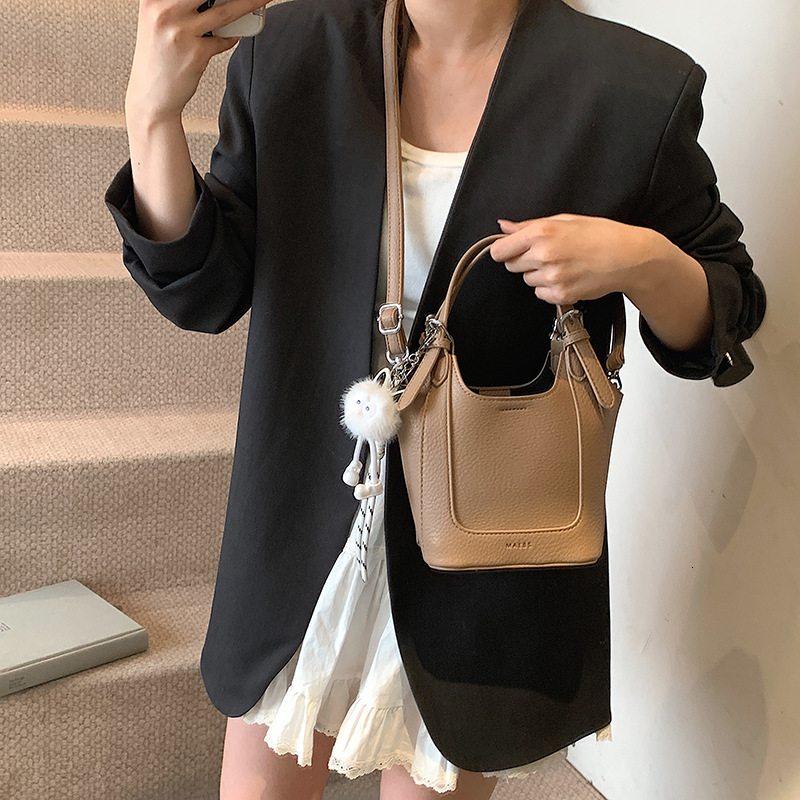 designer High-Quality Texture Simple Handbag for Women 2025 New Spring Korean Style Bucket Bag Fashion Retro Single Shoulder Crossbody Bag