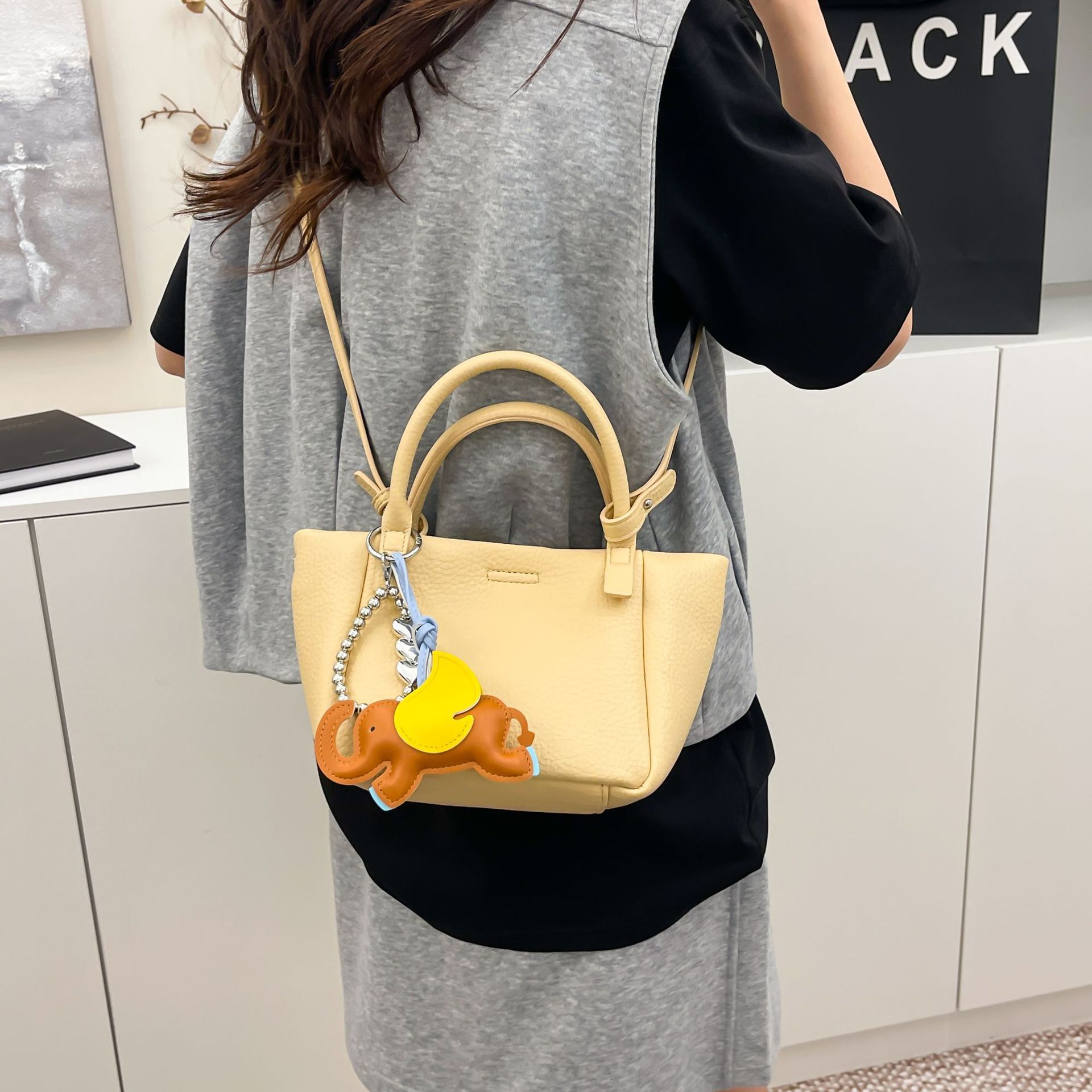 designer Fashion High-Quality Texture Simple Handheld Basket Bag Lychee Pattern Bucket Bag Versatile Women's Shoulder Crossbody Bag