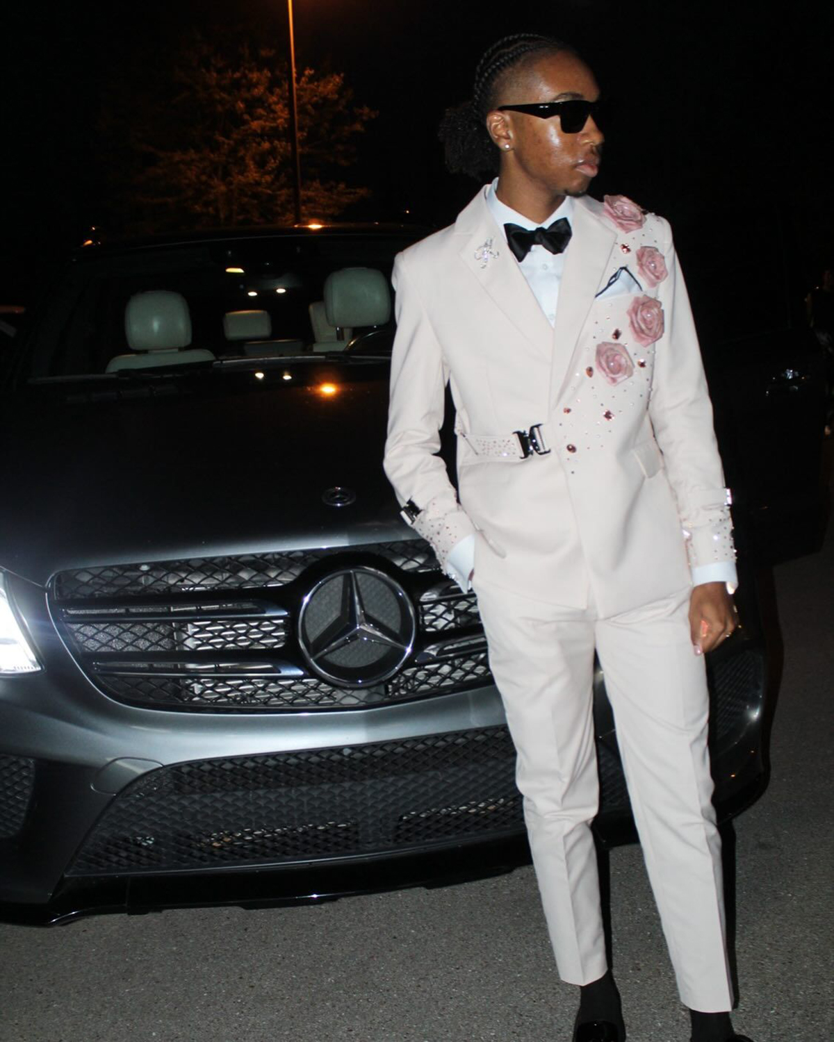 Man Wedding Suits 2 Pieces Set Fit Slim Flowers Pearls Notched Lapel Evening Prom Party Blazer with Belt Rhinestone Customized Jacket Pants Plus Size