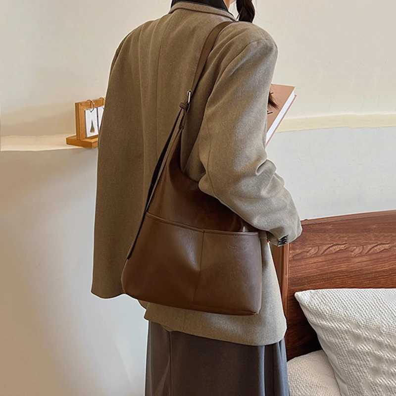 INS Simple Commuter Underarm Tote Large Capacity Premium Feeling Shoulder Crossbody BagXJ250604